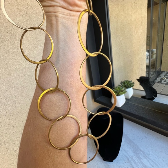 Gold necklace with interlocking circles. - Picture 2 of 3